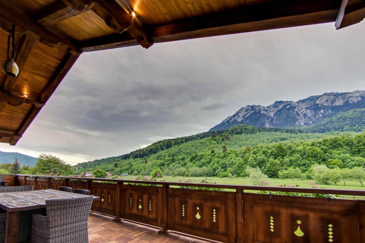 Three-Bedroom Apartment with Mountain View
