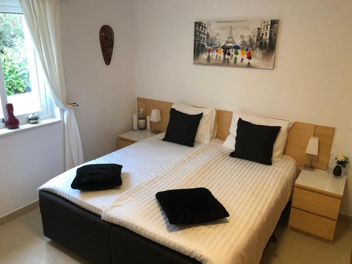 Tweepersoonskamer met 2 Aparte Bedden en Eigen Badkamer
