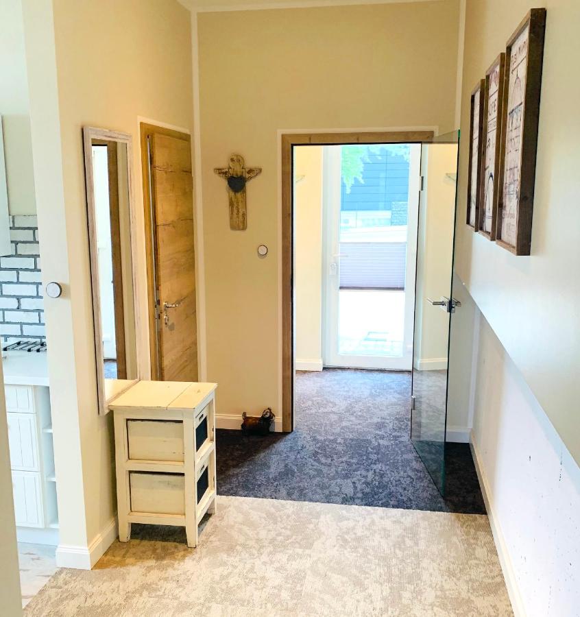 BESOTEL Mettmann-schicke FeWo oder Apartments nähe Golfplatz Gruiten und Neandertal mit Glasfaser WLAN und Parkplatz-viele Schlafzimmer mit Bad en suite - Ferienwohnung