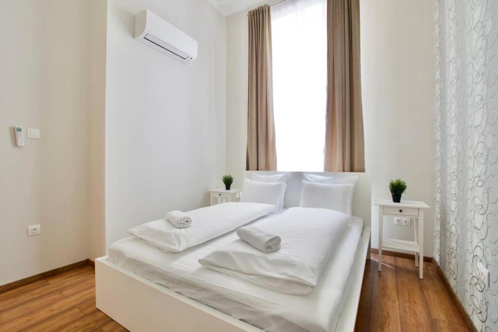 B&B Budapest - Premium Apartment by Hi5 - Central 3 bedroom (221) - Bed and Breakfast Budapest