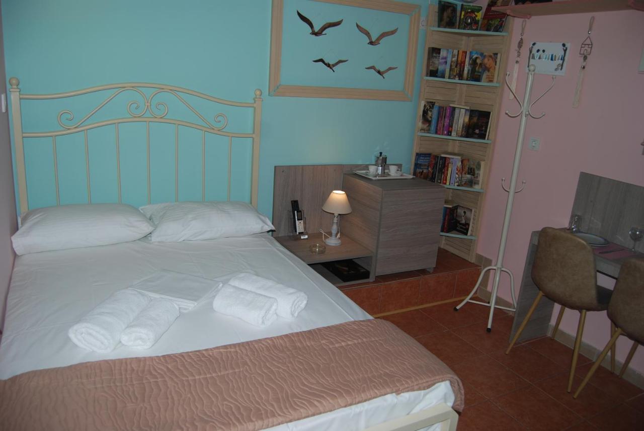 B&B Kyllini - LUXURY TRADITIONAL ROOM The Small Bookstore - Bed and Breakfast Kyllini