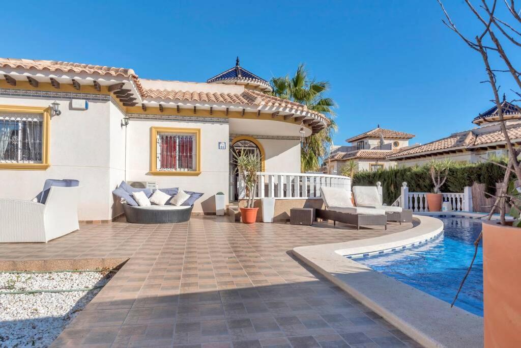 B&B Villamartin - Stunning five bedroom Villa with fabulous swimming pool. - Bed and Breakfast Villamartin