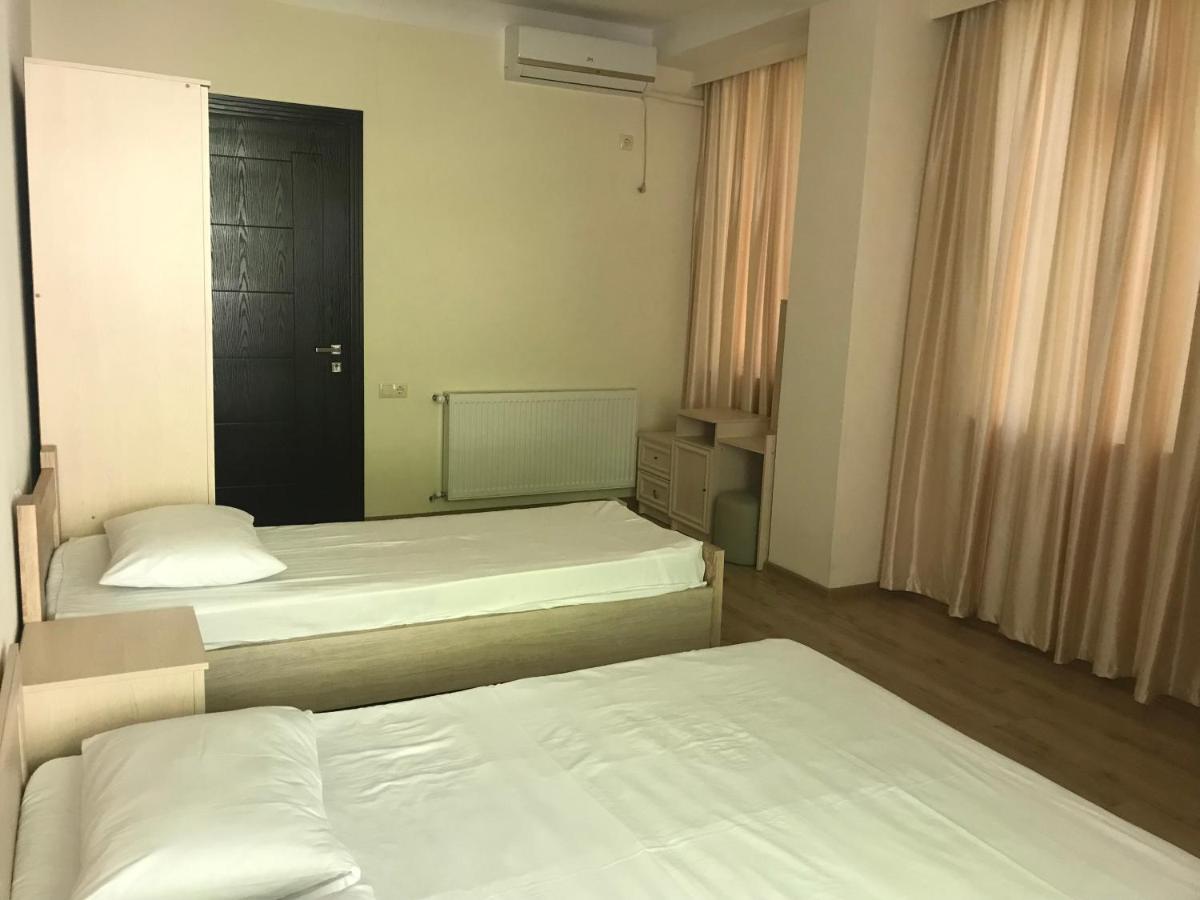 Dreibettzimmer mit Bergblick