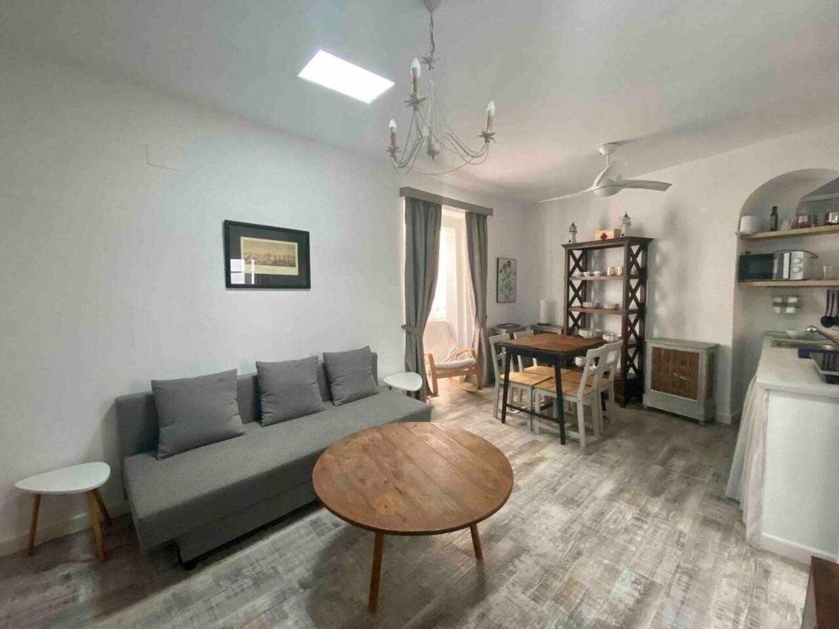 Anticuario en el Teatro Falla - B&B Cádiz