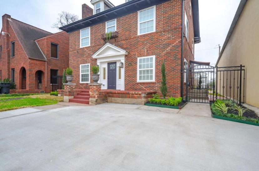 Unit 1 - Spacious & Renovated Apt Home in the City's Action - B&B