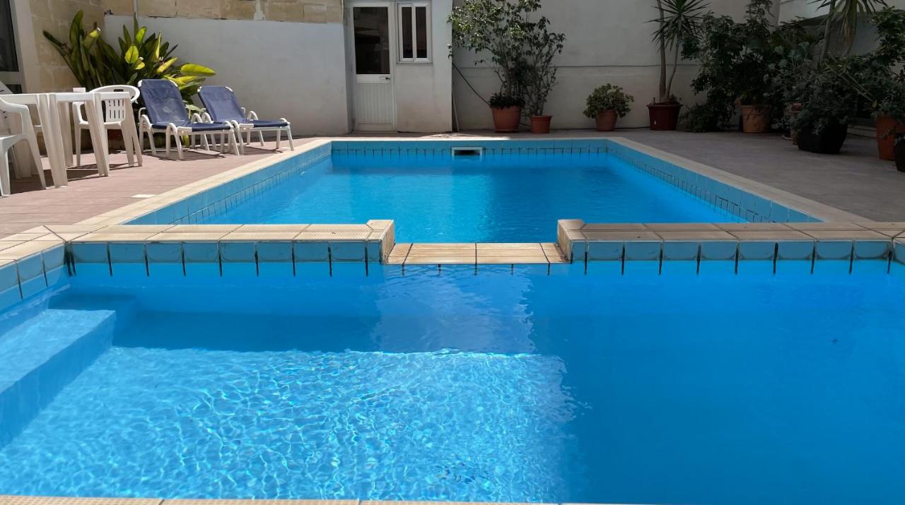 Apartment with Private Pool - Bed and Breakfast