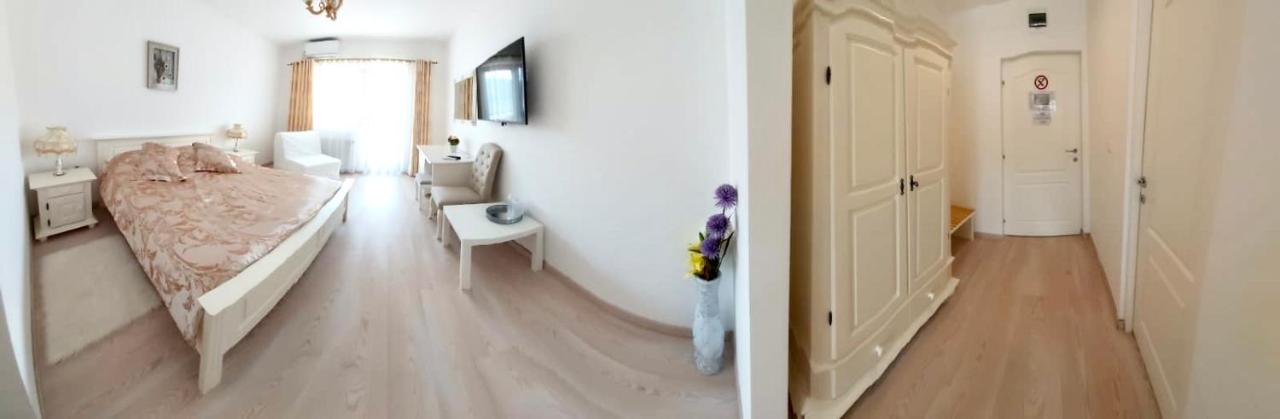 Deluxe Room (2 Adults + 1 Child)