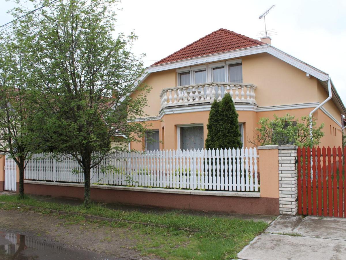 Tulipán Vendégház - B&B