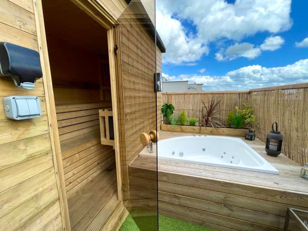 B&B Londres - 2 Bedroom Roof Terrace SPA with Sauna plus Jakuzzi and Outdoor Cinema - Bed and Breakfast Londres