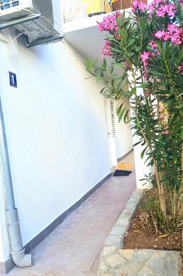 Babaloo Beach Apartments - Bed and Breakfast Gornji Karin