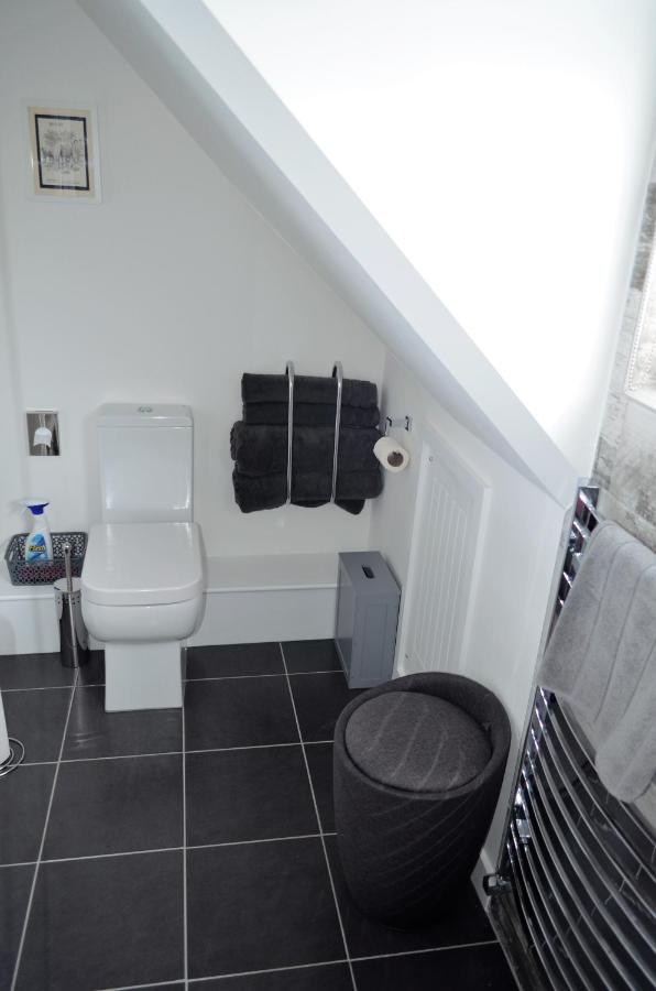 THE HIDEAWAY - LUXURY SELF CATERING COASTAL APARTMENT with PRIVATE ENTRANCE & KEY BOX ENTRY JUST A FEW MINUTES WALK TO THE BEACH, SOLENT WAY WALK, SHOPS and many EATERIES & BARS - FREE OFF ROAD PARKING,FULL KITCHEN, LOUNGE,BEDROOM , BATHROOM & WI-FI - B&B