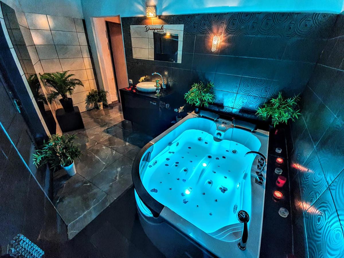 Zimmer mit Kingsize-Bett und Whirlpool