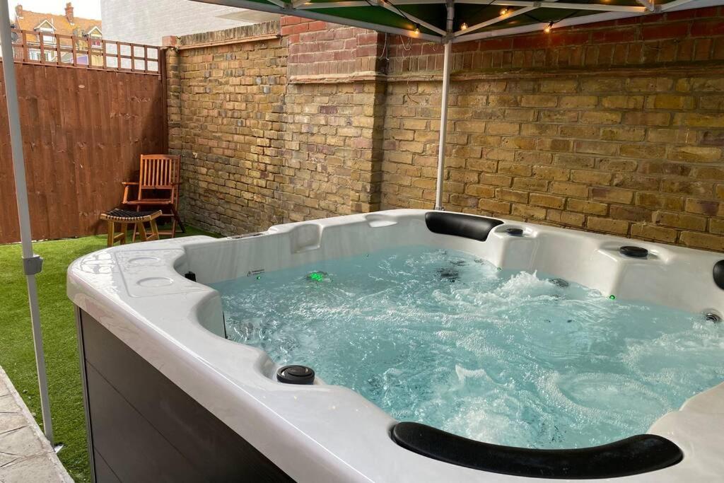 B&B Kent - The Garden Apartment with Hot Tub - Westbrook Bay Beach - By Goldex Coastal Breaks - Bed and Breakfast Kent