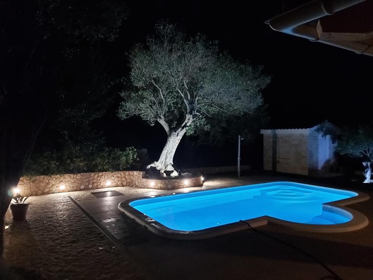 Villa Paula Jakišnica with heated pool - B&B Lun