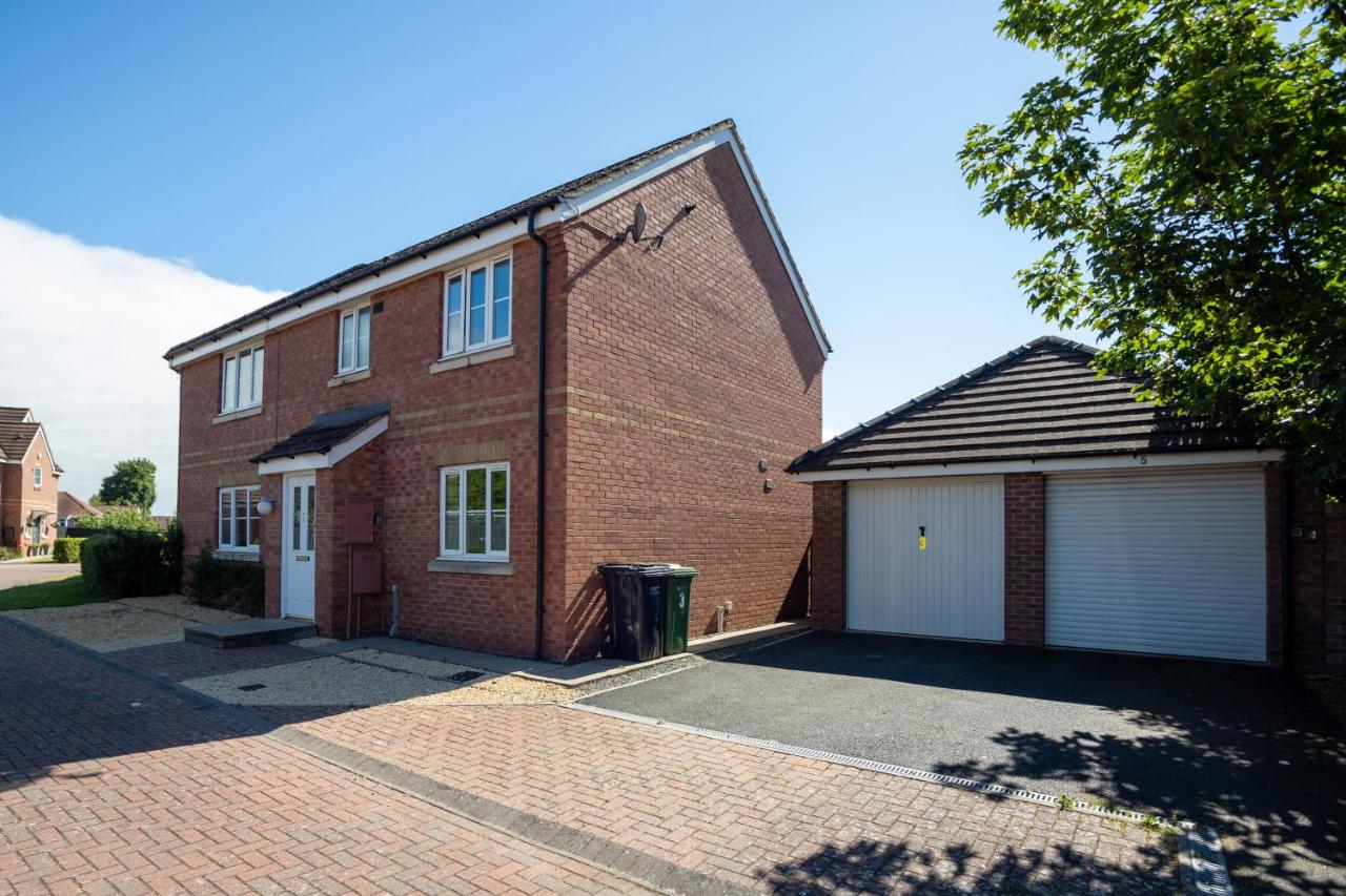 Hereford - Finch House - Modern 4 Bedroom House Located in South Hereford, Dog Friendly With Nearby Countryside, Pool Table, Sleeps up to 10 Guests - Hosted by RENTMYHOUSE - Chambres d'hôtes Hereford