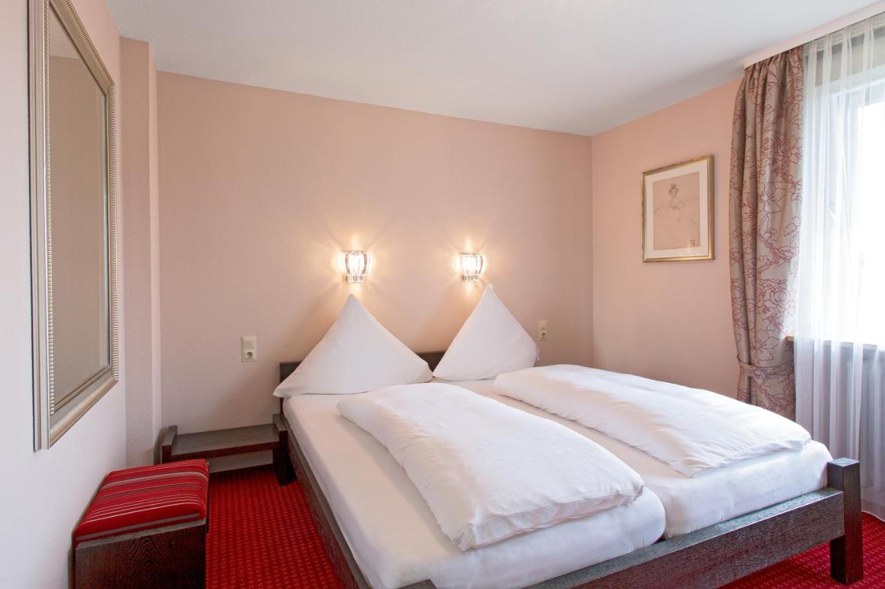 Deluxe One-Bedroom Apartment with Balcony 