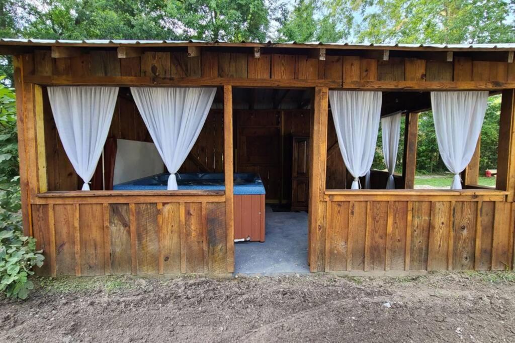 Farm House stay with soaking tub and hot tub barn - Chambres d’hôtes Hammond