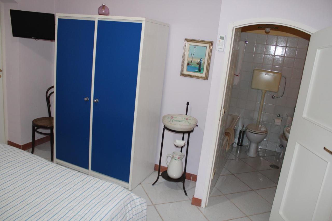 Habitación con cama extragrande y vistas al jardín 