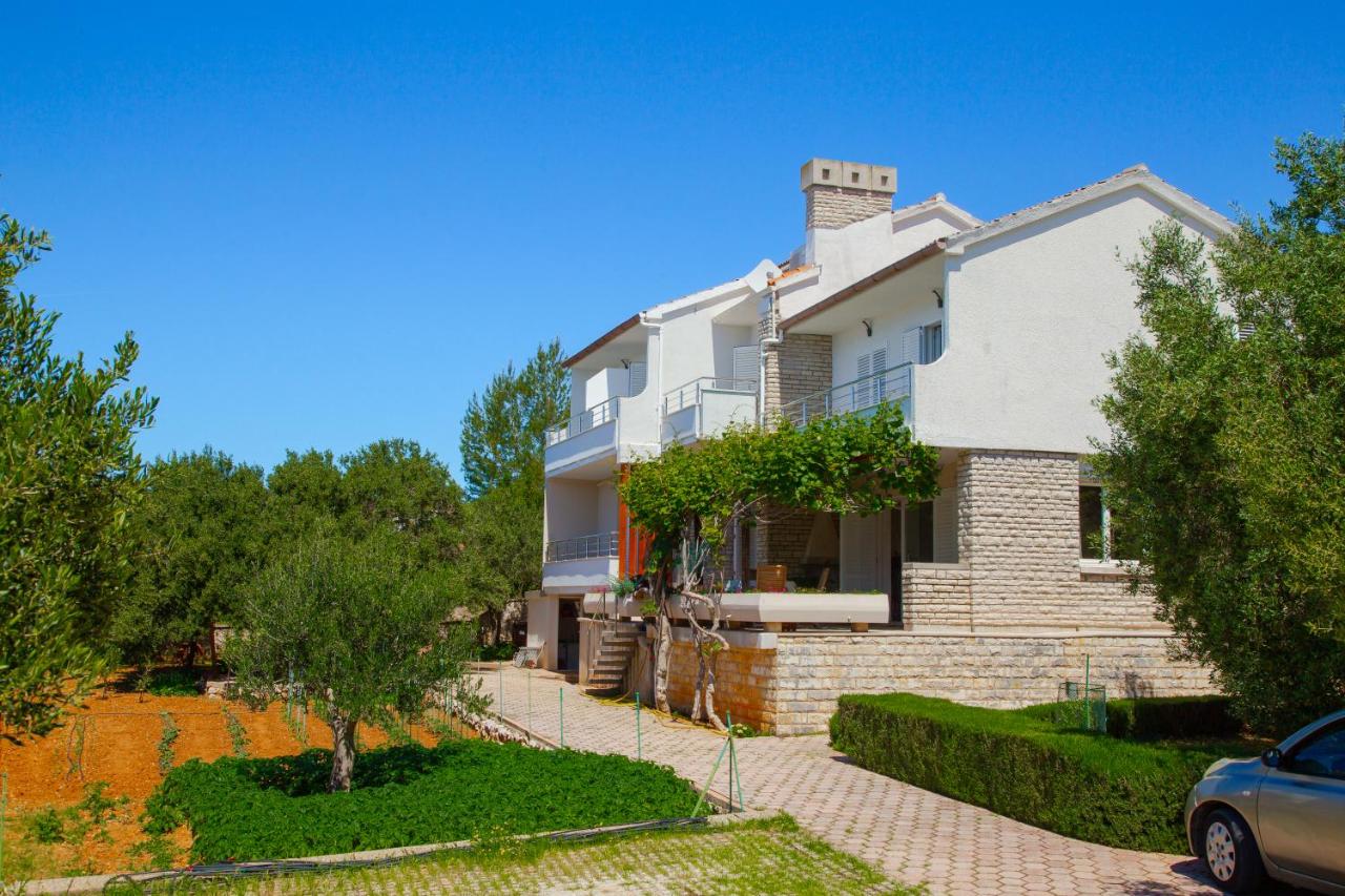 Tonica Apartments - Bed and Breakfast Novalja