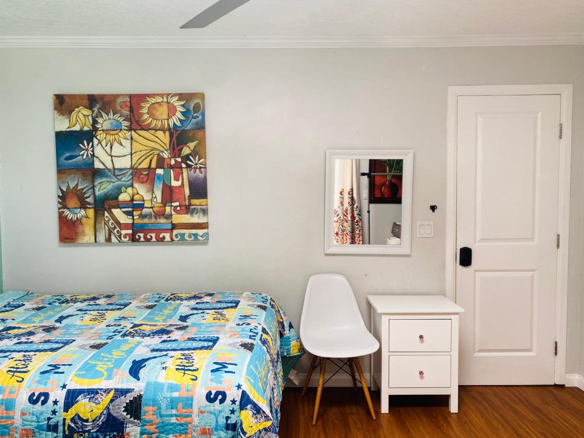 Costa Mesa Homestay - Private Rooms with 2 Shared Baths and Hosts Onsite - B&B Costa Mesa