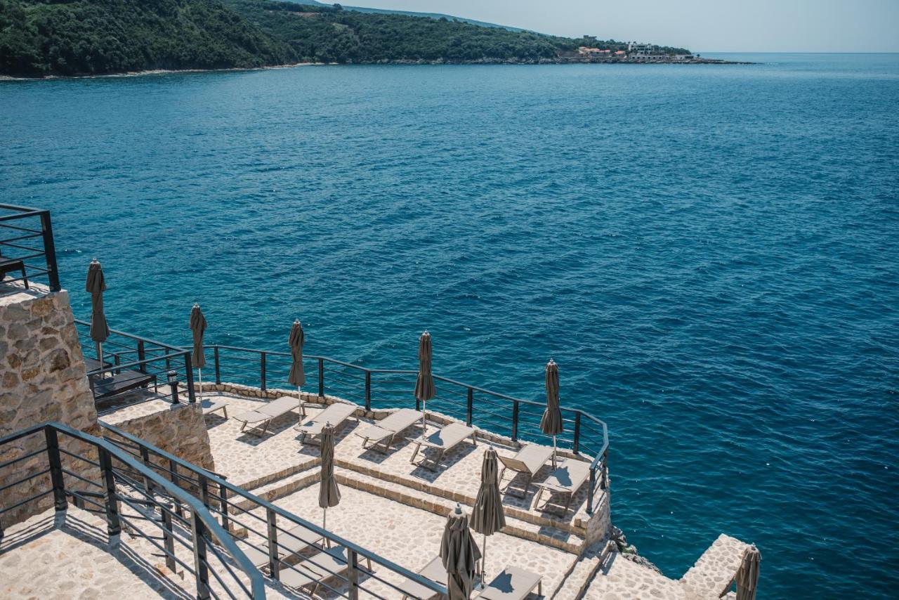 One-Bedroom Apartment with Sea View and Balcony