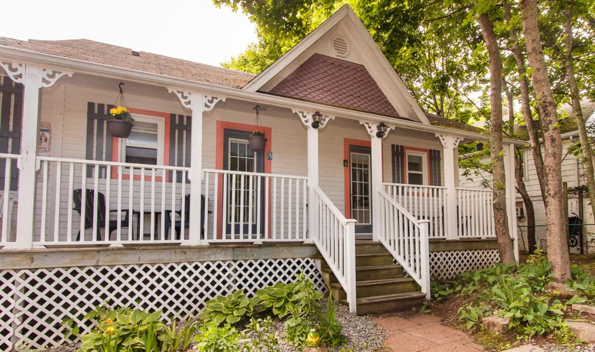 Gingerbread House Inn - We Are Open - Winter, Spring, Summer and Fall - Chambres d’hôtes