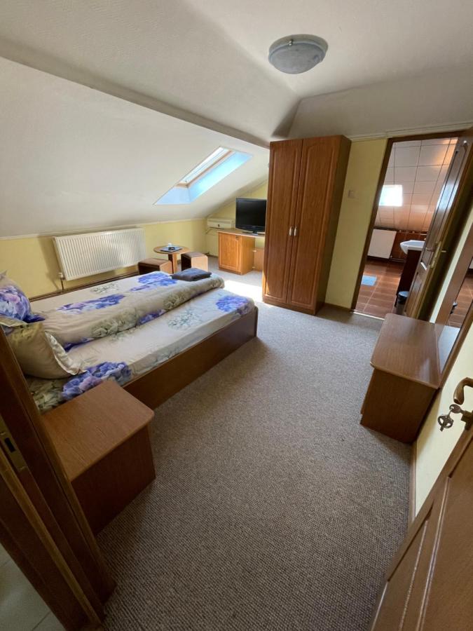 Pensiunea Olympia Nădab - B&B