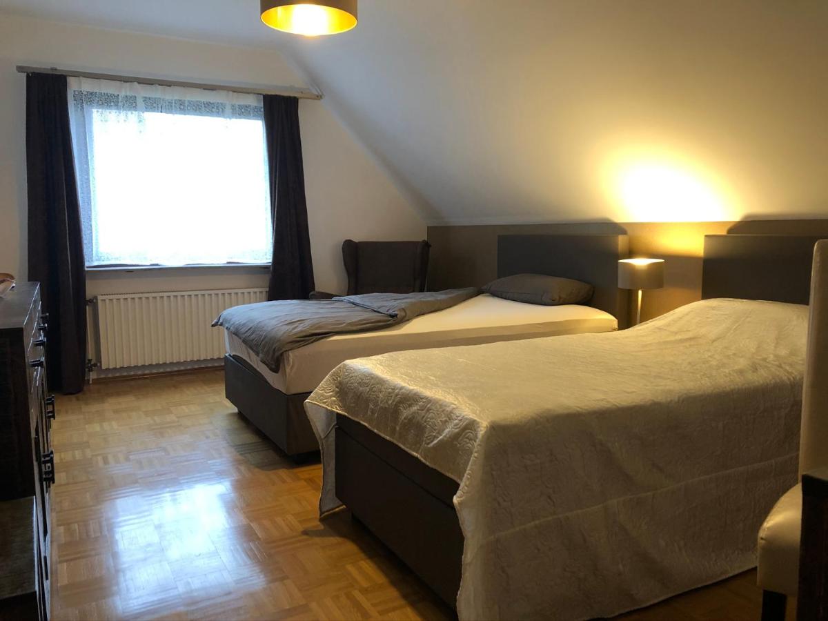 B&B Neuss - Privatunterkunft "An der Hecke" - Bed and Breakfast Neuss