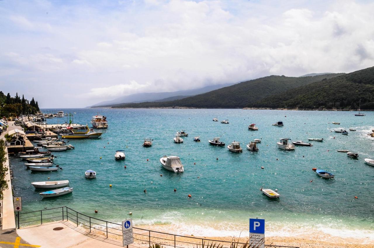 Apartman Gulliver in the center, 10 meters from the sea with private parking in natural shade - Chambres d'hôtes Rabac
