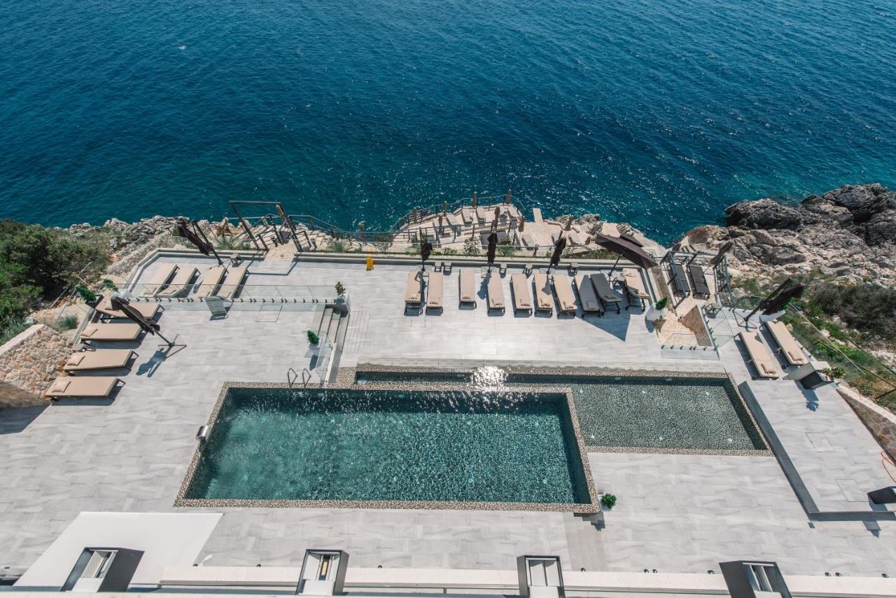 Deluxe Three-Bedroom Apartment with Sea View and Balcony