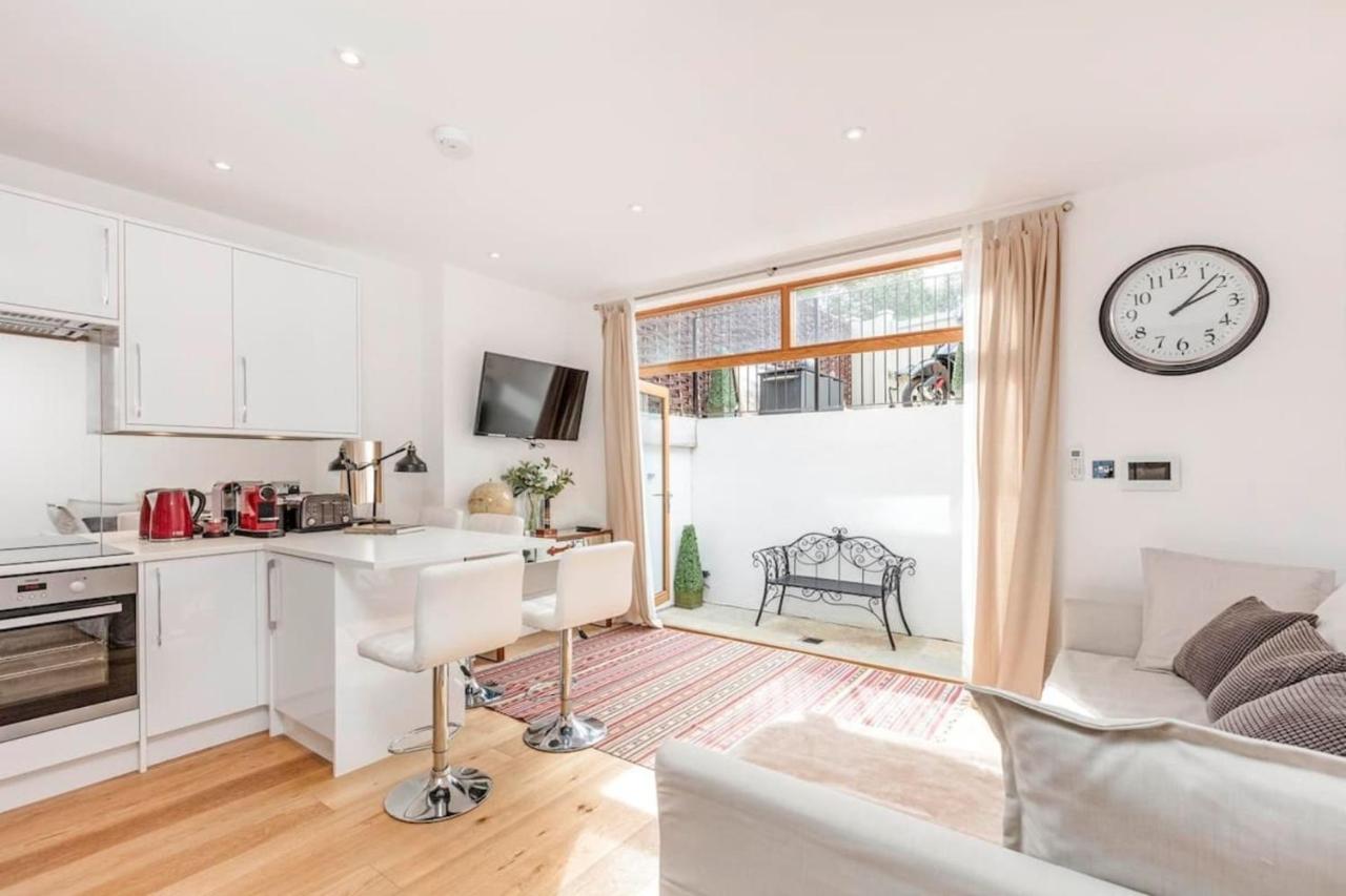 B&B Londen - 2 bed garden flat with air con by Fulham Broadway - Bed and Breakfast Londen