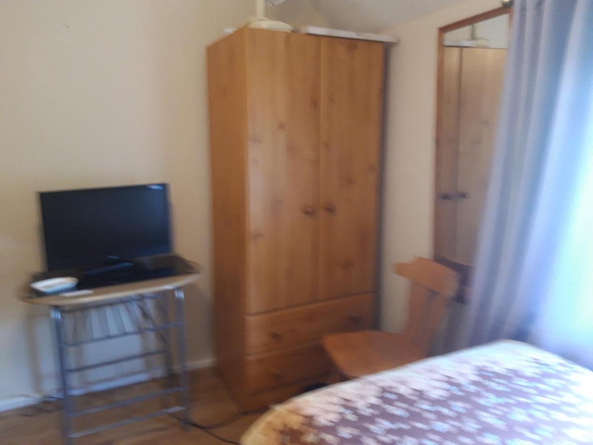 Camera Doppia con Letti Singoli e Bagno in Comune