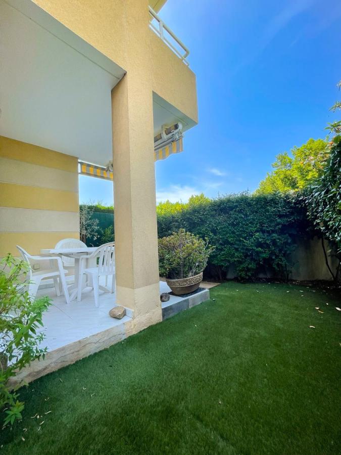 Superb Apartment With Garden Near The Sea - B&B Fréjus