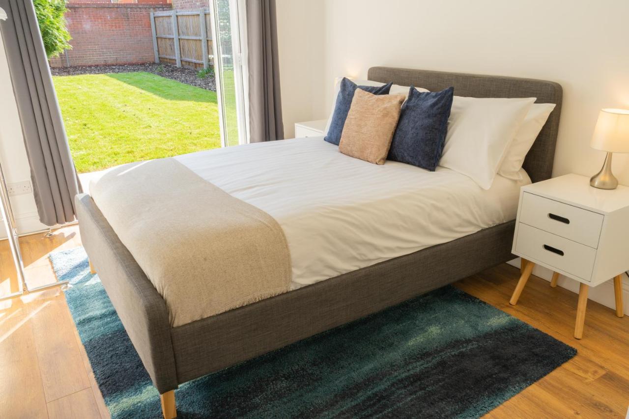 B&B Peterborough - Stunning 5 Bedroom City Centre House with 3 Bathrooms and 2 Kitchens plus Parking and Big Rear Garden includes Huge Open Plan Lounge with Wood Floors comes Highly Rated by Teams and Families - Bed and Breakfast Peterborough