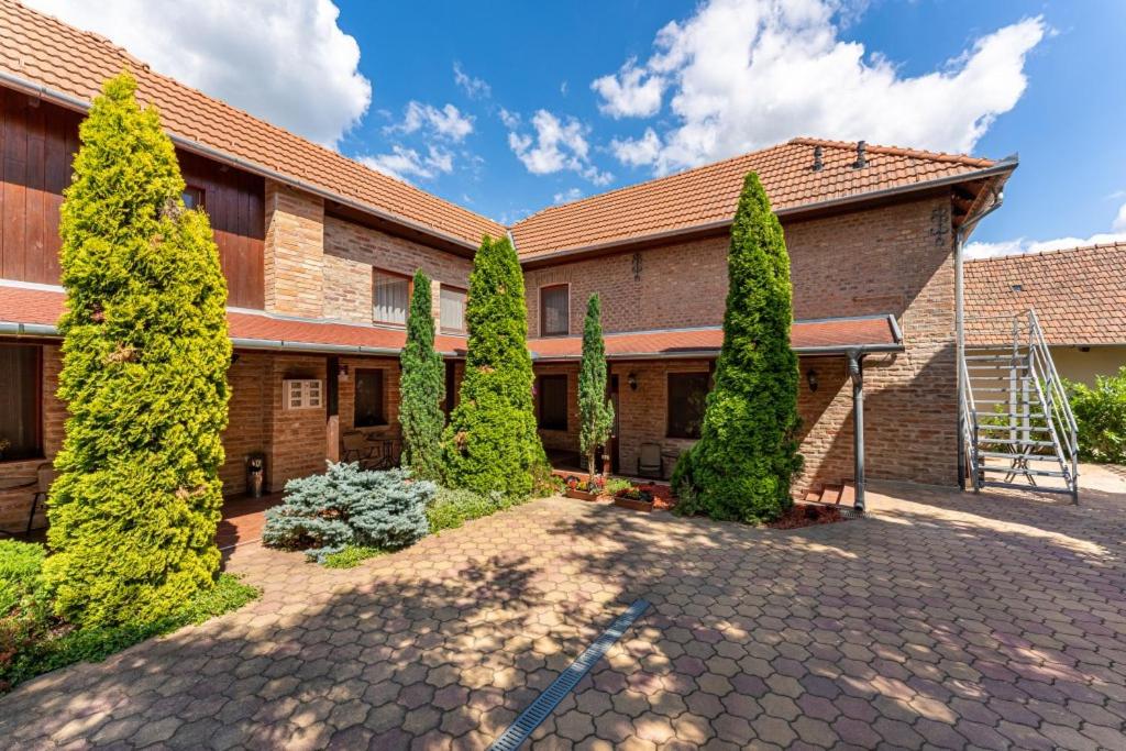 Varázskő Apartman Gyula - B&B