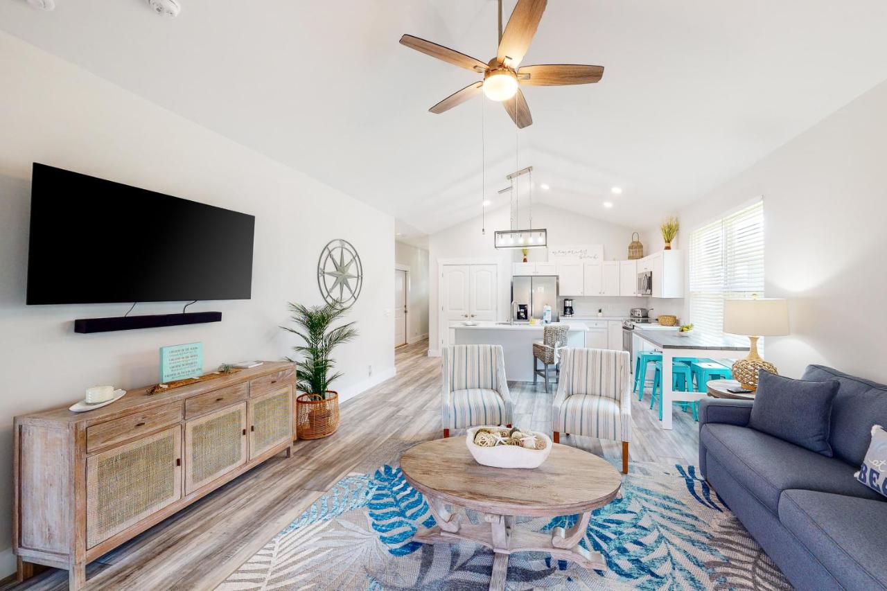 Gulf Breeze Cottage - Bed and Breakfast