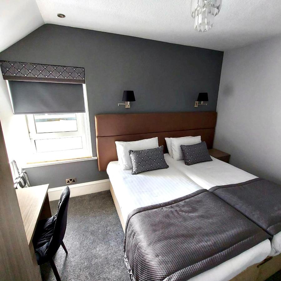 Zimmer mit Super-Kingsize-Bett oder Zweibettzimmer