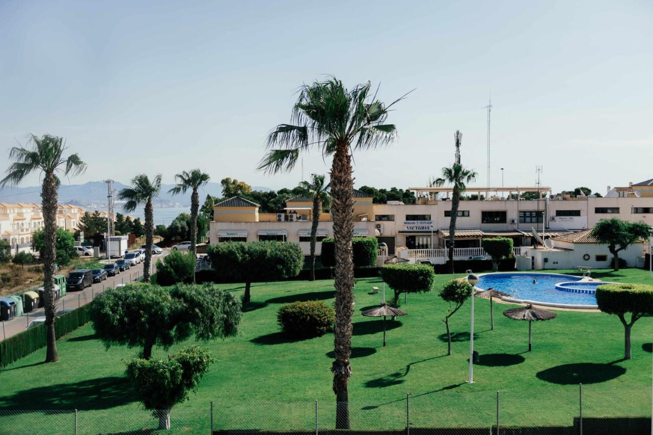 Stunning 2 bedroom apartment with Pool View - B&B