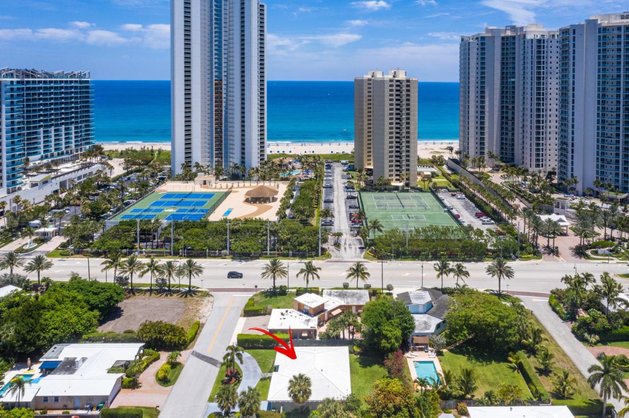 Across from Beach - Renovated Coastal Home, Gourmet Kitchen & Jetted Tub - by Maven Vacation Rentals - Chambres d'hôtes Riviera Beach