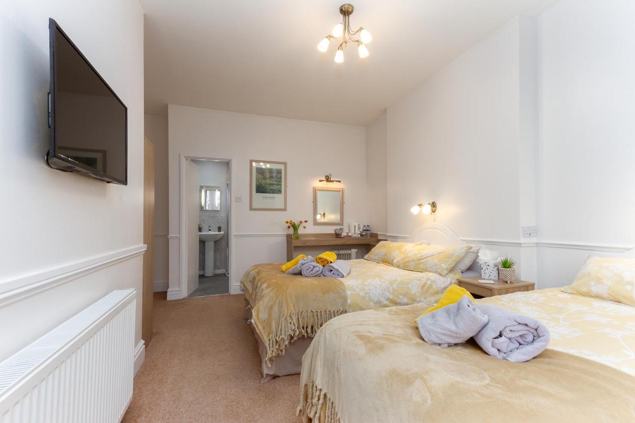 Family Room (2 Adults + 1 Child)