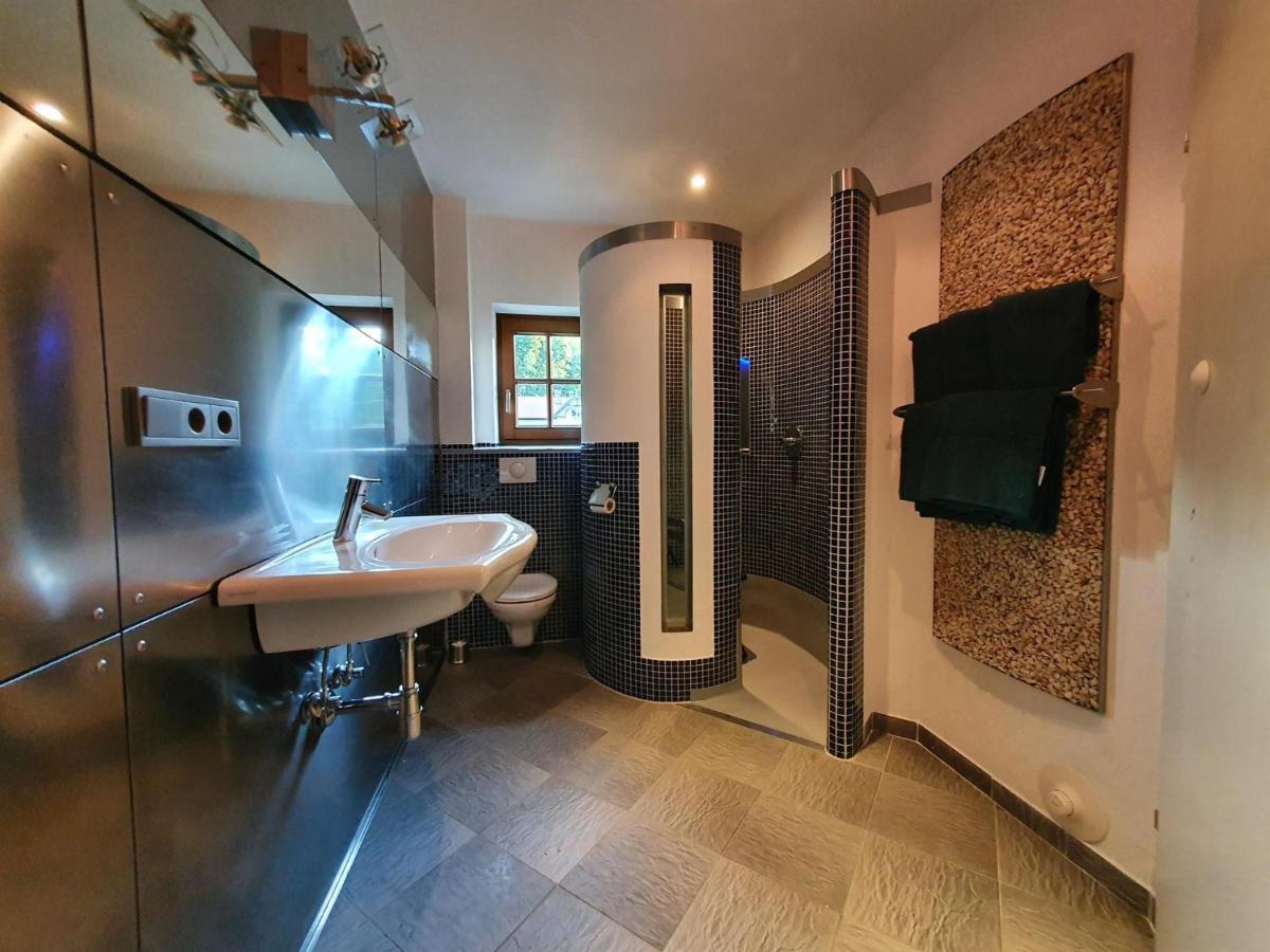 One-Bedroom Apartment with Shower