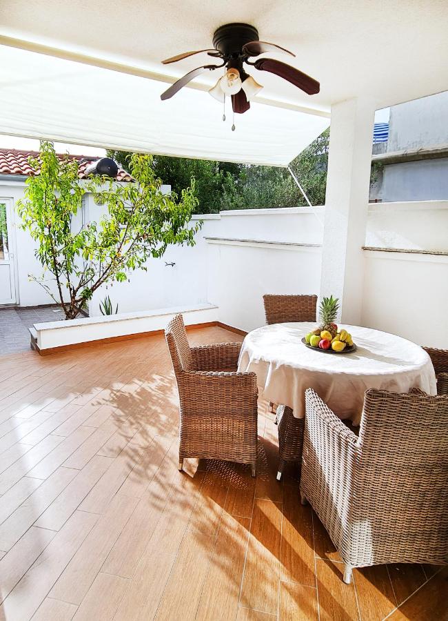 Holiday House Dora - Bed and Breakfast