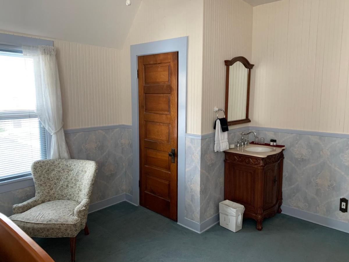 Queen Room with Shared Bathroom