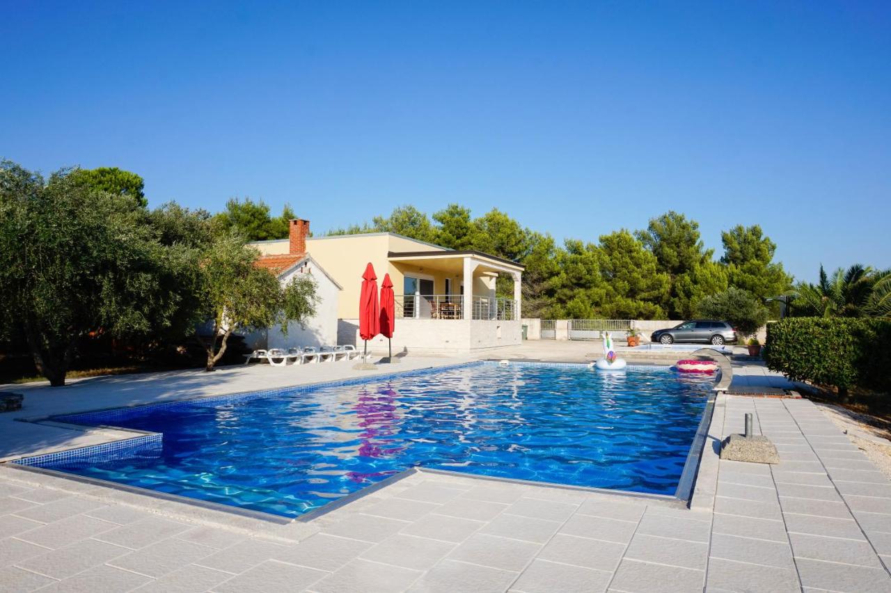 Ferienhaus auf der Insel Vir, 2 Pools, sehr privat, ideal für Familien - B&B