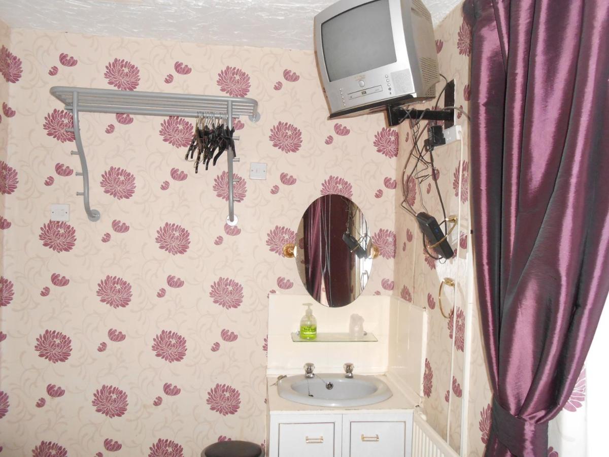 Habitación Doble Estándar con aseo y baño compartidos