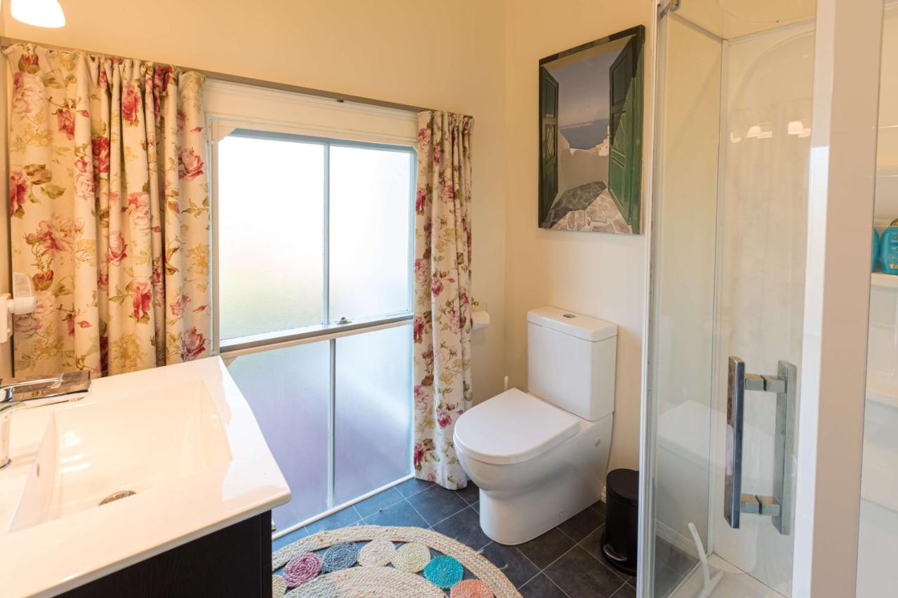 Habitación con cama grande y vistas al jardín