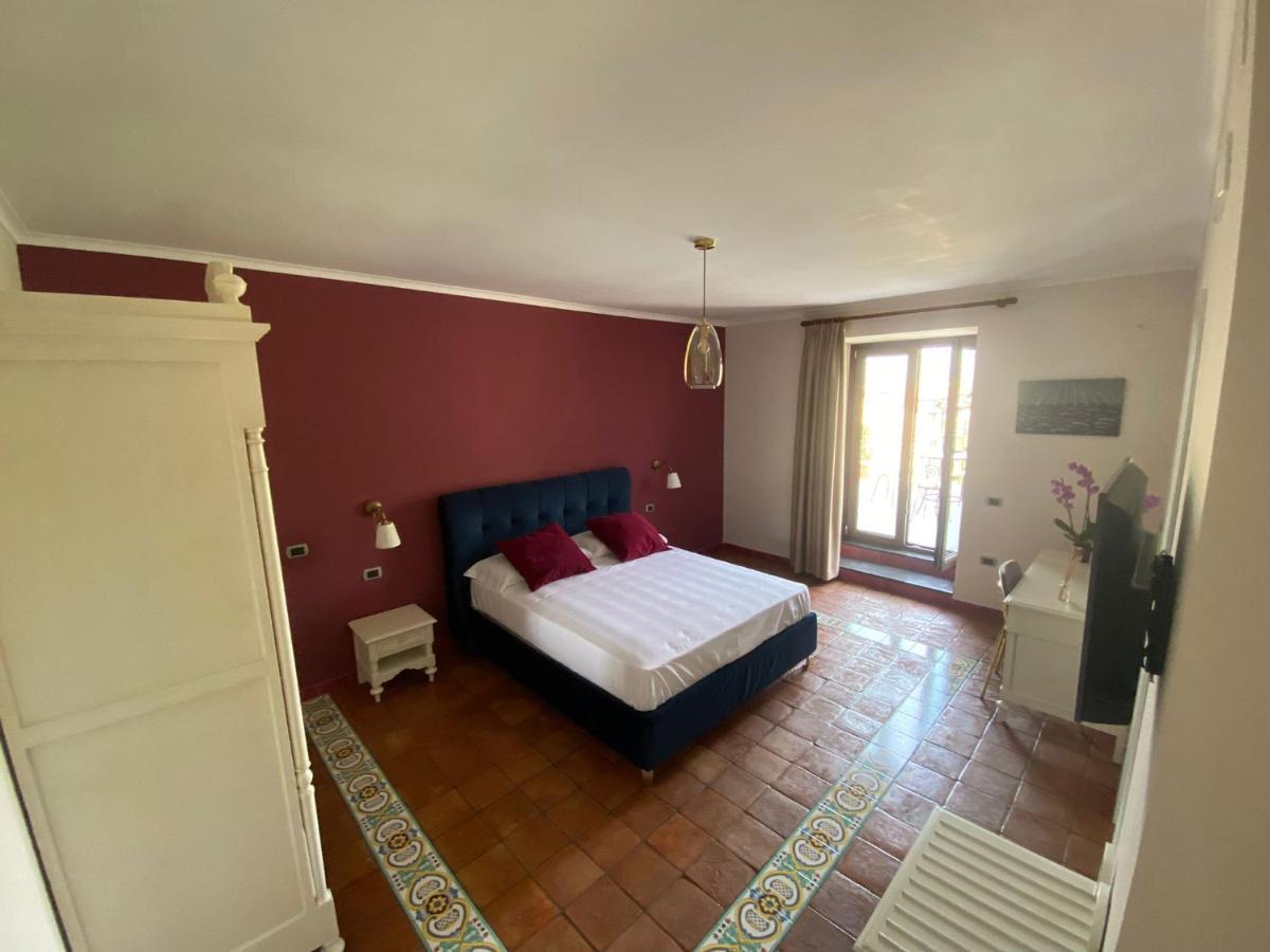 Habitación con cama grande y bañera de hidromasaje