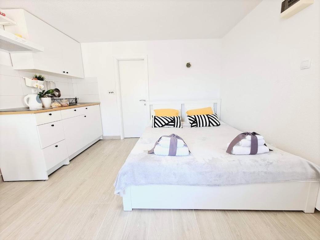 Waterfront studio overlooking The Old city - B&B Curzola