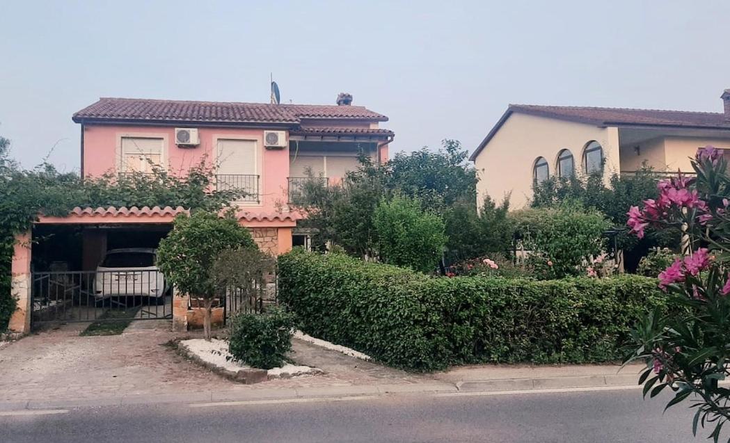 Flora relax house, free parking - B&B Peroj