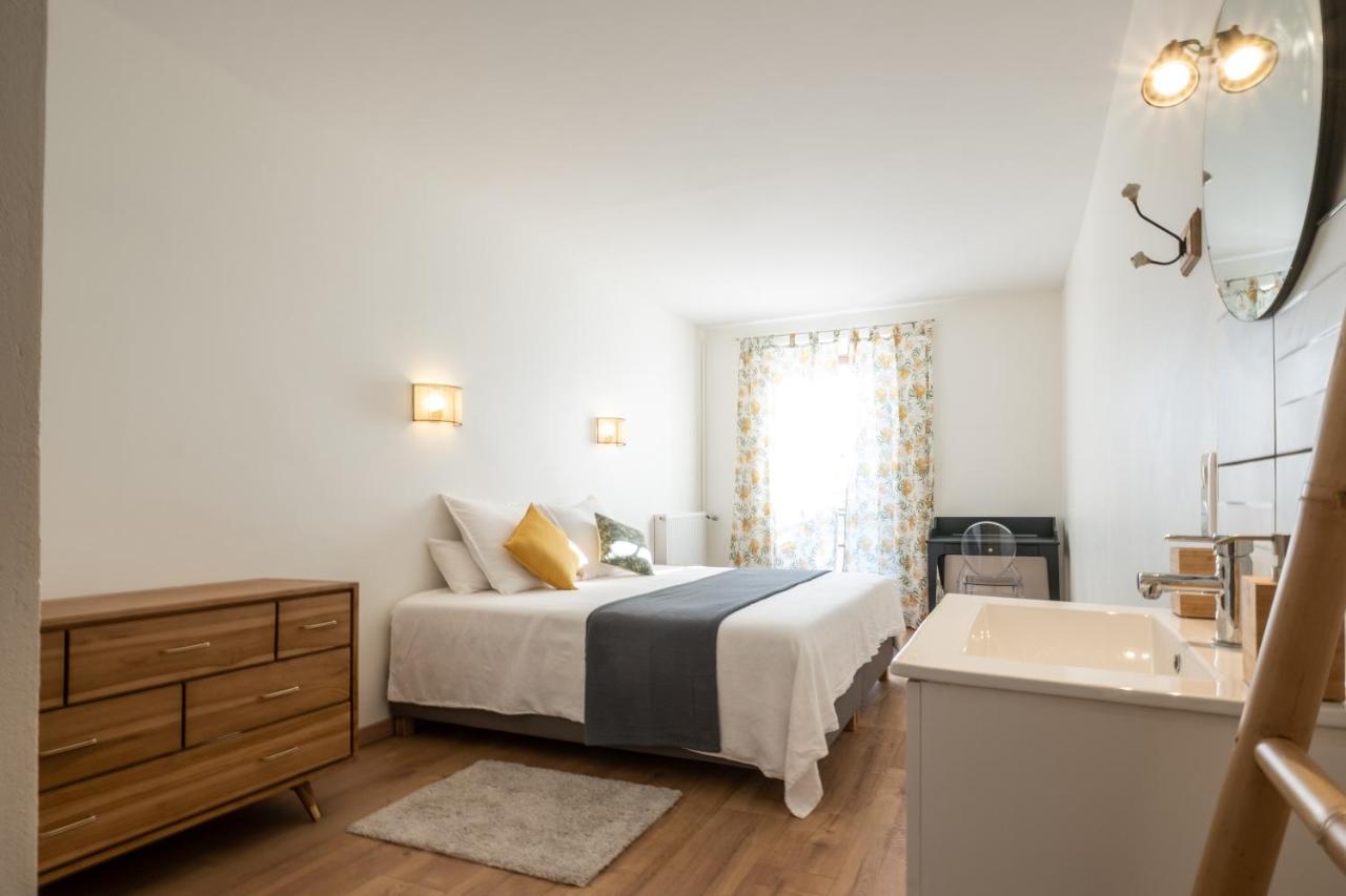 Habitación con cama extragrande y vistas al jardín
